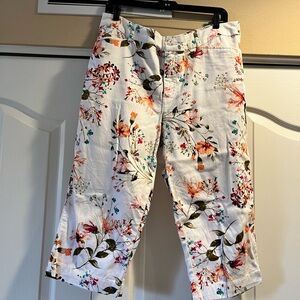 Colorful capri pants
St. John’s bay
Size 16